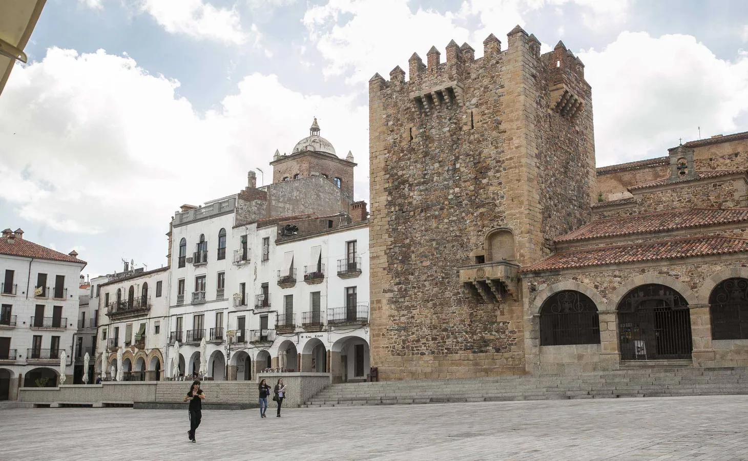 10- Imagen actual de la Torre de Bujaco, con los edificios de la izquierda con más altura, tapando el Palacio de Moctezuma. (Foto: Jorge Rey).