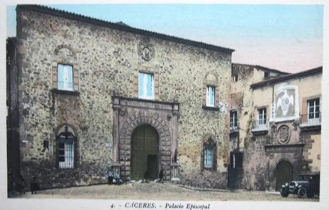 7-Postal número 4 de Roisin. El Palacio Episcopal con un coche antiguo a la derecha.