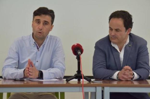 Los alcaldes de Puebla de la Calzada, J.M. Delfa, y Montijo, M. Gómez explican el acuerdo. :: v. de los ríos