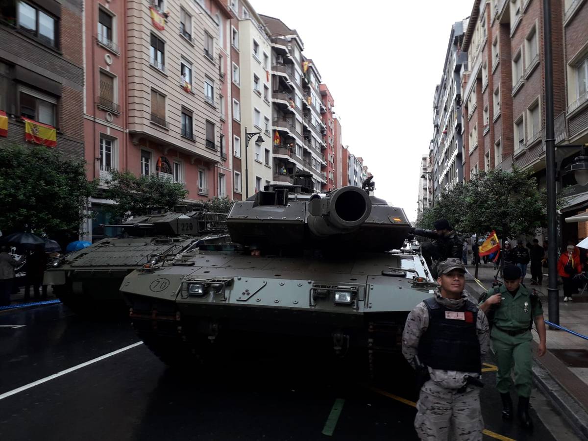 El Rey, vestido con uniforme del Ejército del Aire, ha recibido los honores de ordenanza y pasado revista a un batallón de honores de la Guardia Real
