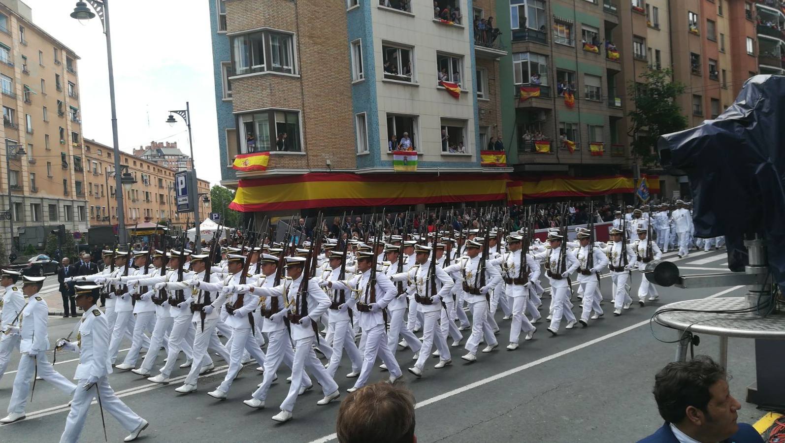 El Rey, vestido con uniforme del Ejército del Aire, ha recibido los honores de ordenanza y pasado revista a un batallón de honores de la Guardia Real