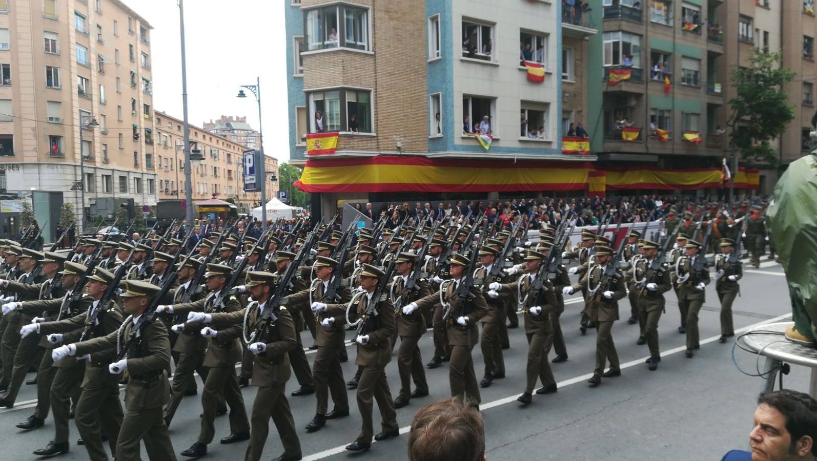 El Rey, vestido con uniforme del Ejército del Aire, ha recibido los honores de ordenanza y pasado revista a un batallón de honores de la Guardia Real