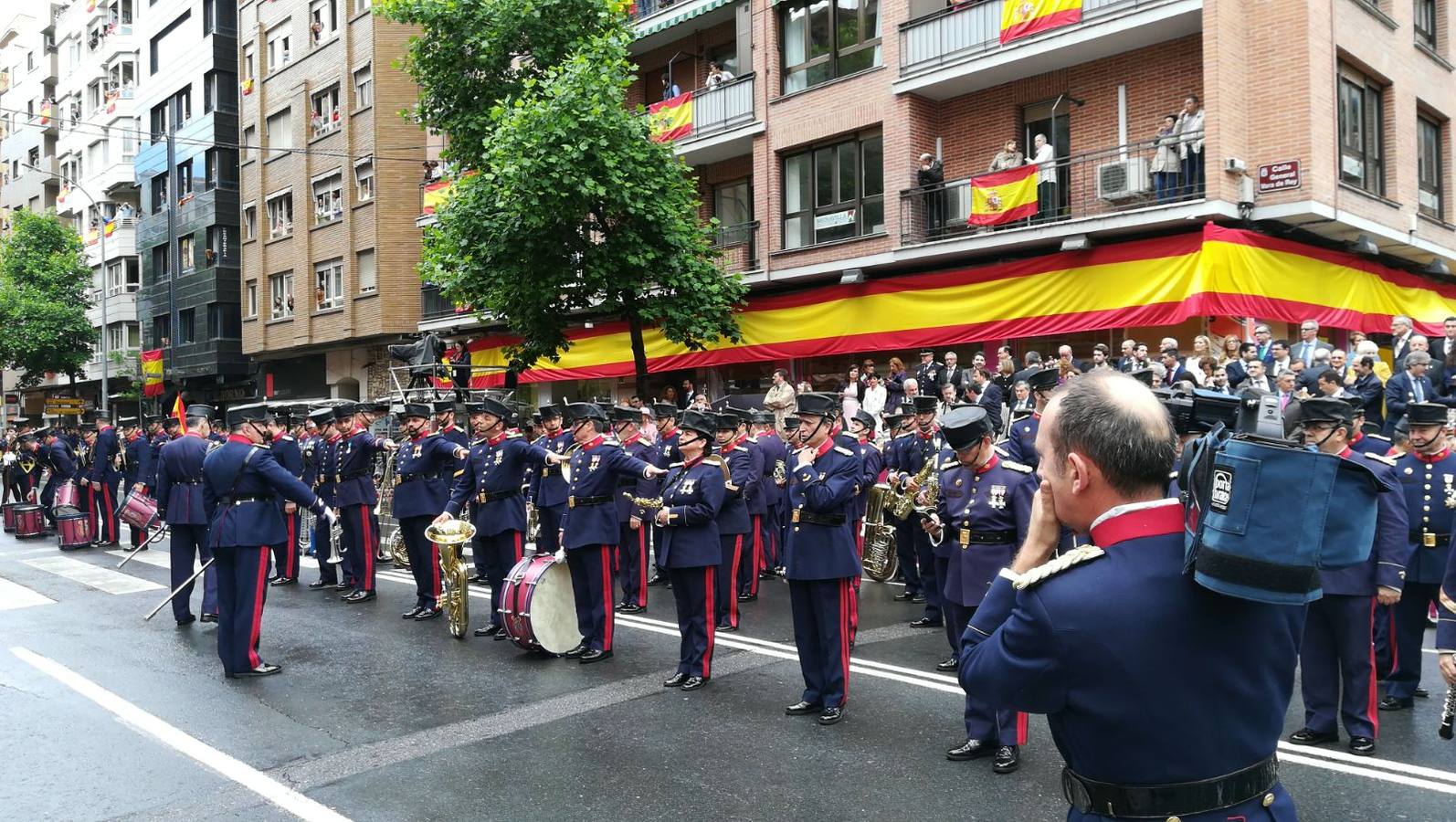 El Rey, vestido con uniforme del Ejército del Aire, ha recibido los honores de ordenanza y pasado revista a un batallón de honores de la Guardia Real
