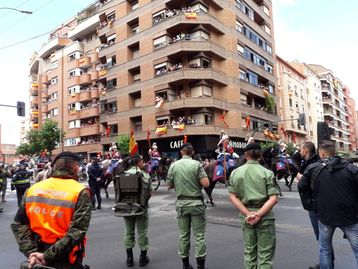 El Rey, vestido con uniforme del Ejército del Aire, ha recibido los honores de ordenanza y pasado revista a un batallón de honores de la Guardia Real