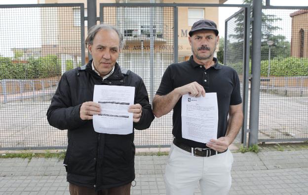 Alfonso Sánchez y Felipe Carballo, a la derecha, a las puertas del IMAS con sus solicitudes. :: a. méndez