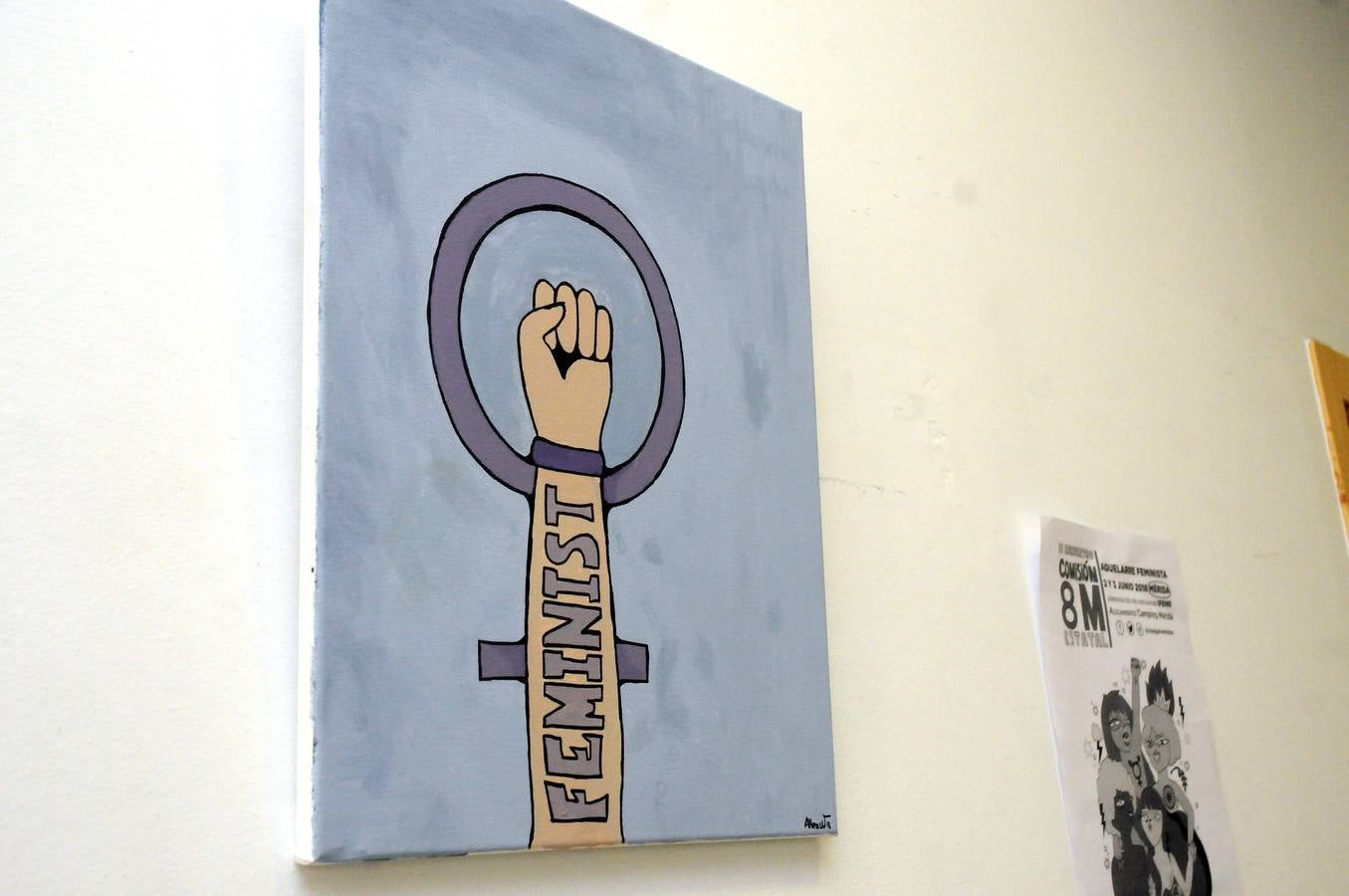 La artista emeritense, Altea W.J., ha inaugurado en El Economato de Mérida la exposición 'Mujeres sin rostro'. Con ella quiere alertar de la «invisibilización» que sufren este colectivo en el ámbito laboral.