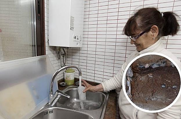 Arriba, canalización de plomo en la Ciudad Monumental aparecida durante unas obras recientes. A la derecha, Presen Valle, vecina de la Plaza de Santiago que analizará en breve el agua de su casa. :: l. c.
