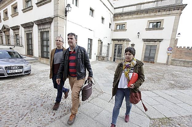 Juan Manuel Honrado (en el centro), junto a dos miembros de la asociación vecinal tras la reunión. :: l. c.