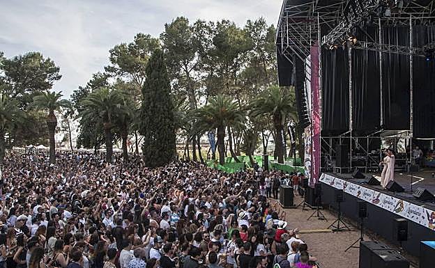 Público durante un concierto celebrado en la Alcazaba durante los Palomos 2017:: HOY