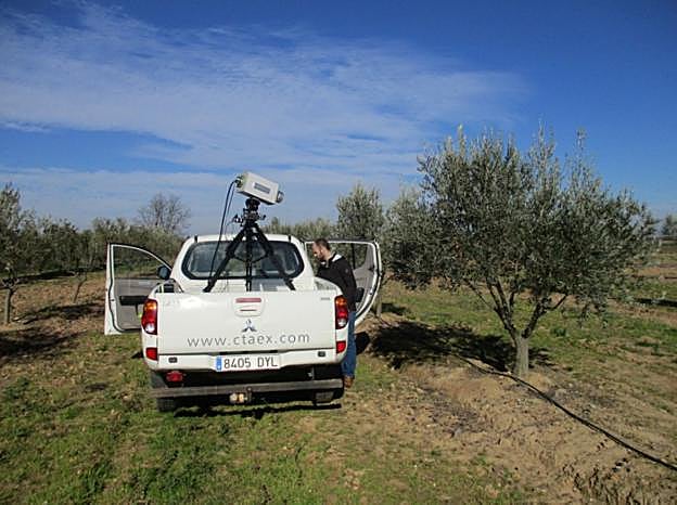 El equipo que toma imágenes hiperespectrales en un vehículo de Ctaex haciendo pruebas en una parcela de olivar. :: HOY