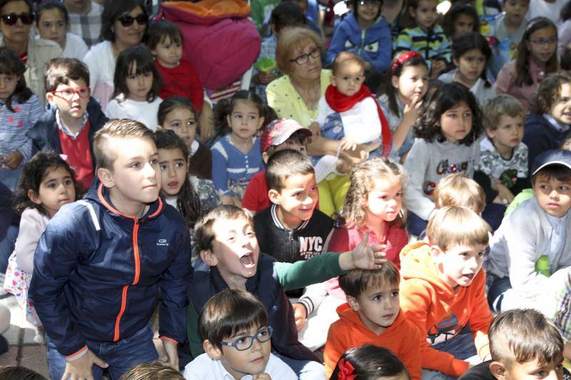 Durante esta jornada, los cacereños han disfrutado de los títeres en el paseo de Cánovas, de la feria de día en el centro y de la animación de las casetas en el Ferial