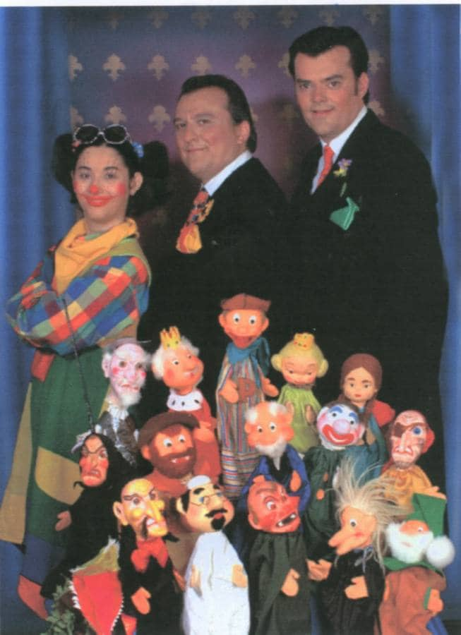 11-Año 2005. Los hermanos Pino e Isabel Hurtado con algunos de sus personajes.