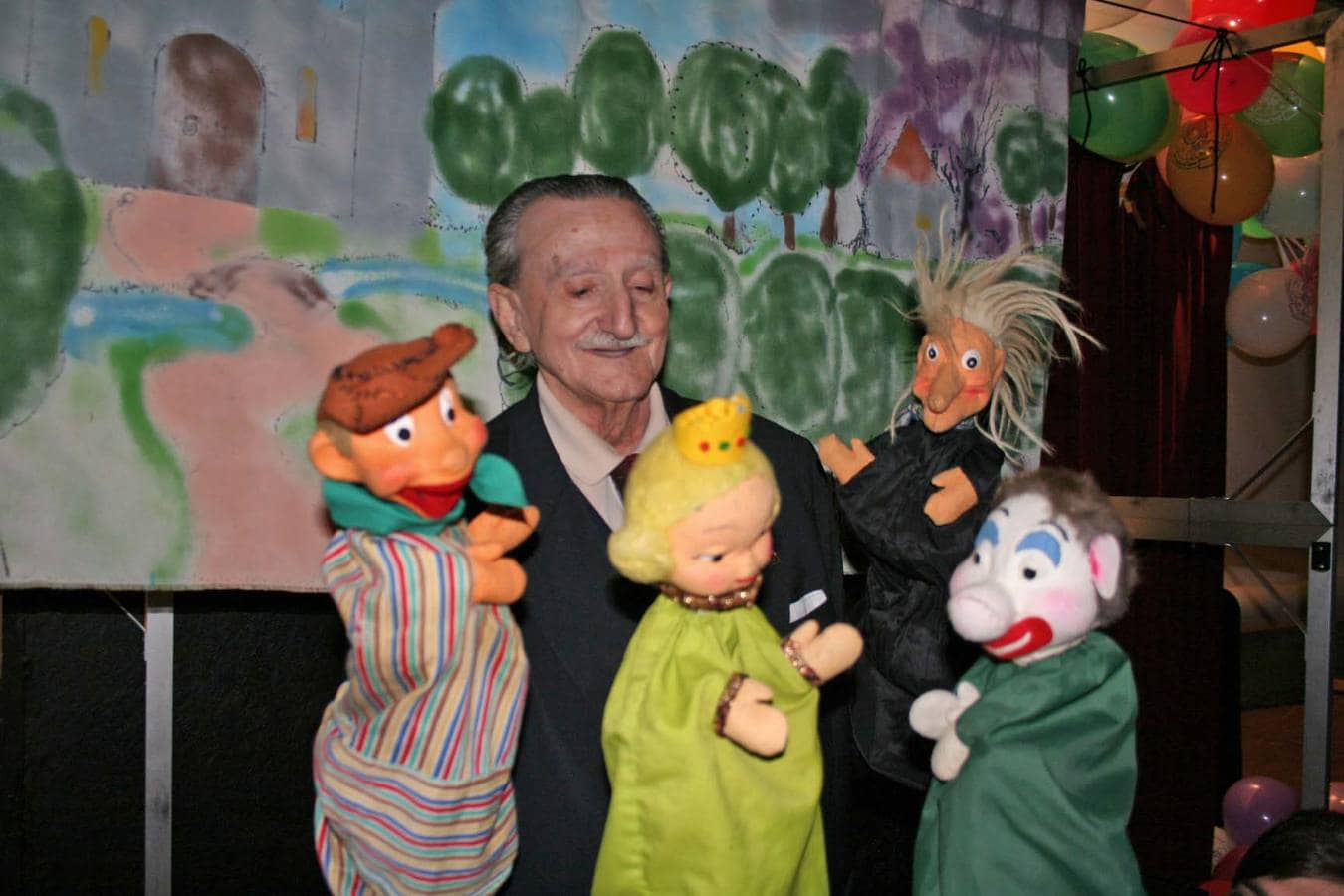 12-Año 2009. Miguel Pino con algunos de sus personajes.