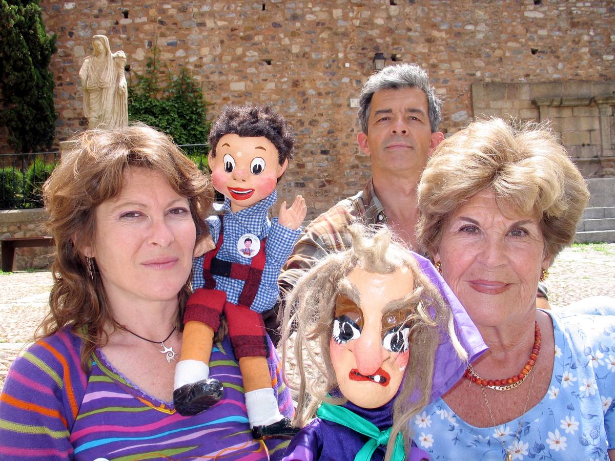 20-Año 2004. Gorgorito y la bruja Ciriaca con los hermanos Mónica y Juan Díaz (hijos de Maese Villarejo) y Pepita Quintero, su viuda.