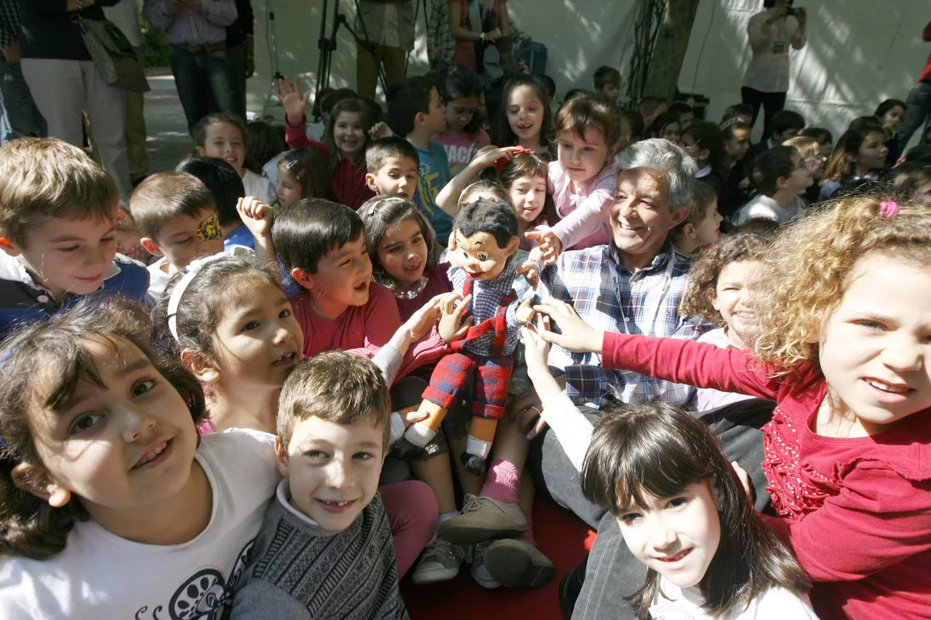 21-Año 2011: Gorgorito con Juan Díaz rodeados de niños en Cáceres.