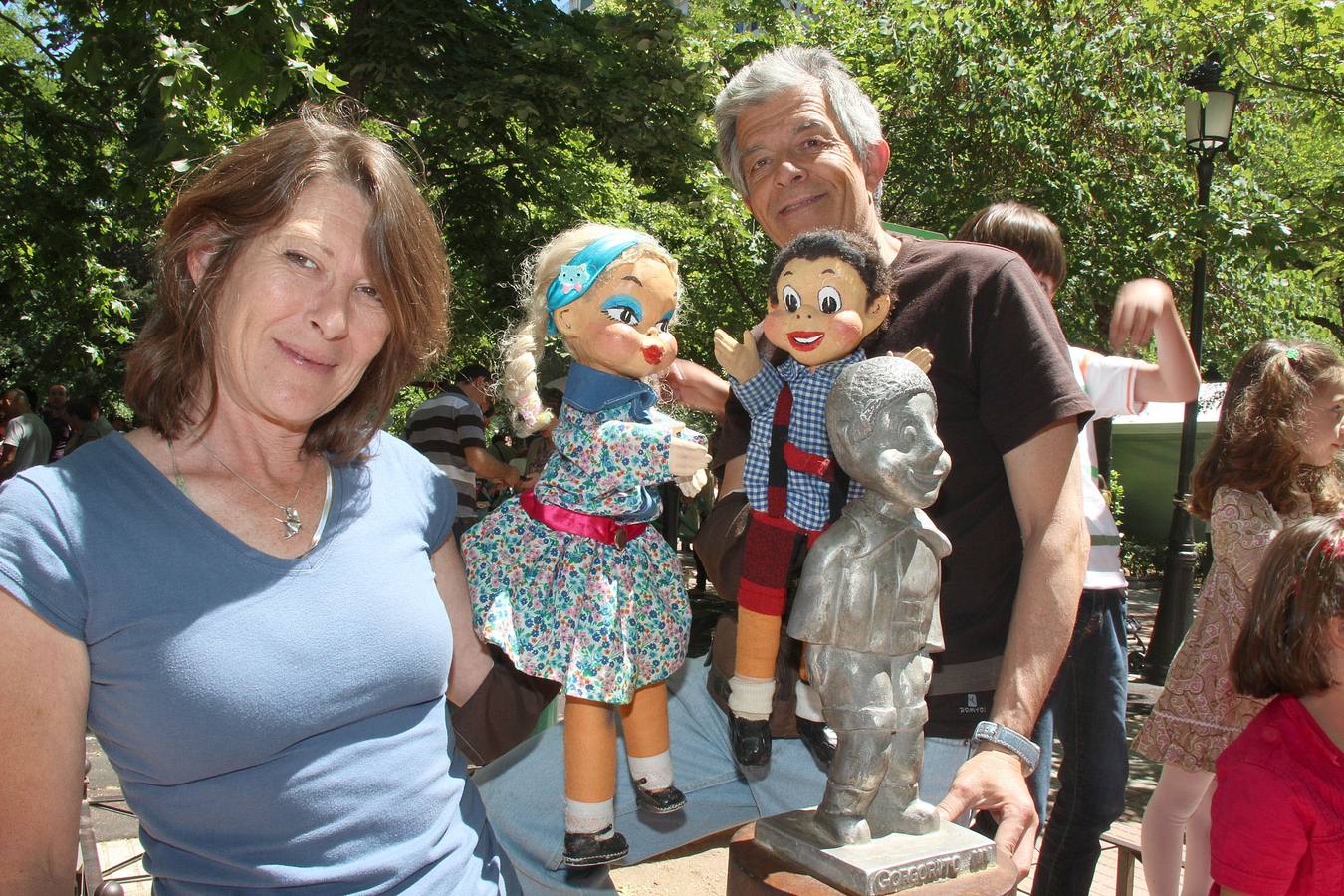 22-Año 2013: Mónica y Juan con Gorgorito y otro de sus personajes en la estatua de Cánovas. 