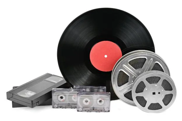 Bobinas de celuloide, discos de vinilo, casetes, vídeos en formato VHS, disquetes de ordenador, CD y DVD... la evolución tecnológica ha llevado pareja una sustitución de los soportes de grabación. :: r. c.