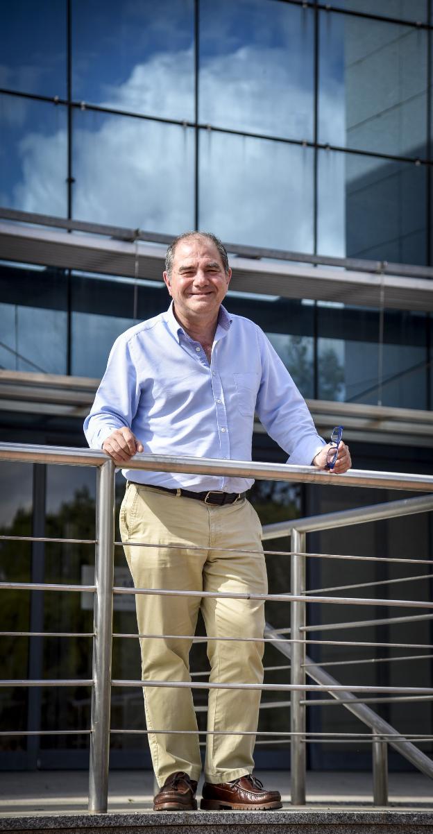 Marcelino Núñez, ante el edificio de la Agencia Estatal de Meteorología de Extremadura. :: j.v. arnelas