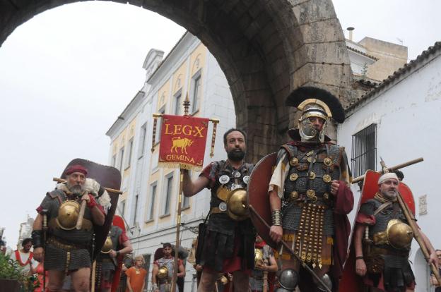 Entrada de las Legiones Romanas, en el Arco Trajano, en una de las ediciones anteriores. :: HOY