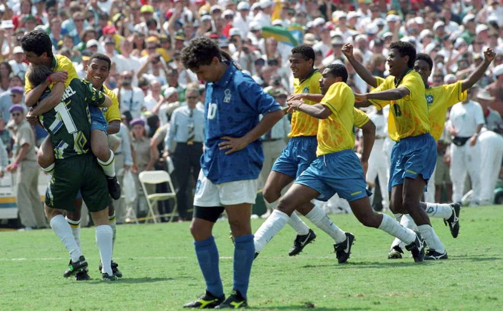 Roberto Baggio, desolado tras fallar el penalti que dio el Mundial a Brasil en 1994./
