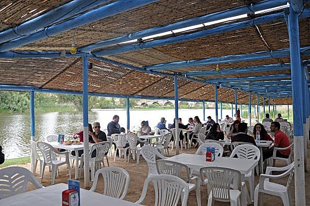 El mal tiempo también afecta a la hostelería. En la imagen, local en la playa de Medellín. :: e. domeque