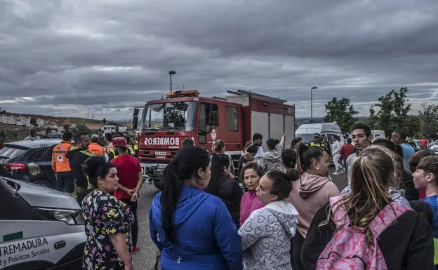 Decenas de vecinos presenciaron el rescate en la plaza del Padre Eugenio. 