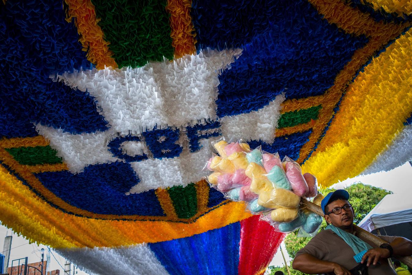 Fotografía de la calle 3 en el barrio Alvorada, en la ciudad amazónica de Manaus (Brasil), decorada por los hinchas con motivos del Mundial de fútbol de Rusia 2018