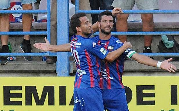 Willy celebra un gol con Jesús Rubio esta temporada. :: J. M. Romero