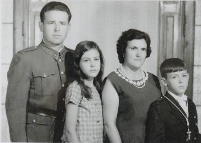 Imagen secundaria 1 - Alfonso Barroso, alcalde de Torremocha, felicita a Claudia, con la tía Eugenia al fondo. | Foto de familia, con los padres de la ministra, ella y su hermano Martín, de pequeños. | Las vecinas con Claudia, que habla con su nieta Isabel por teléfono. 