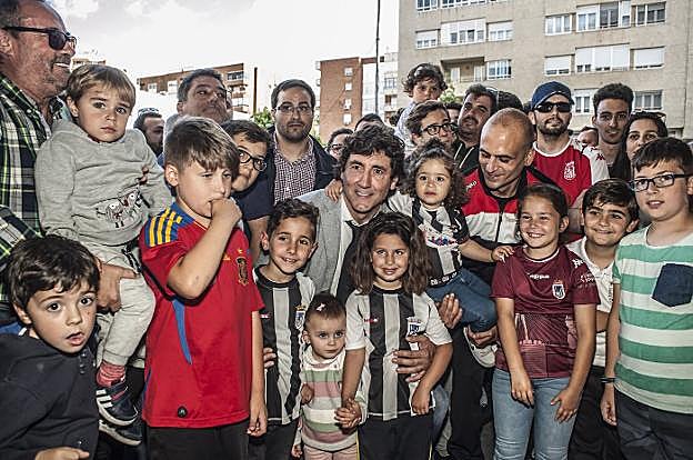 Patxi Salinas rodeado de aficionados del Badajoz en la Plaza de Conquistadores. :: PAKOPÍ