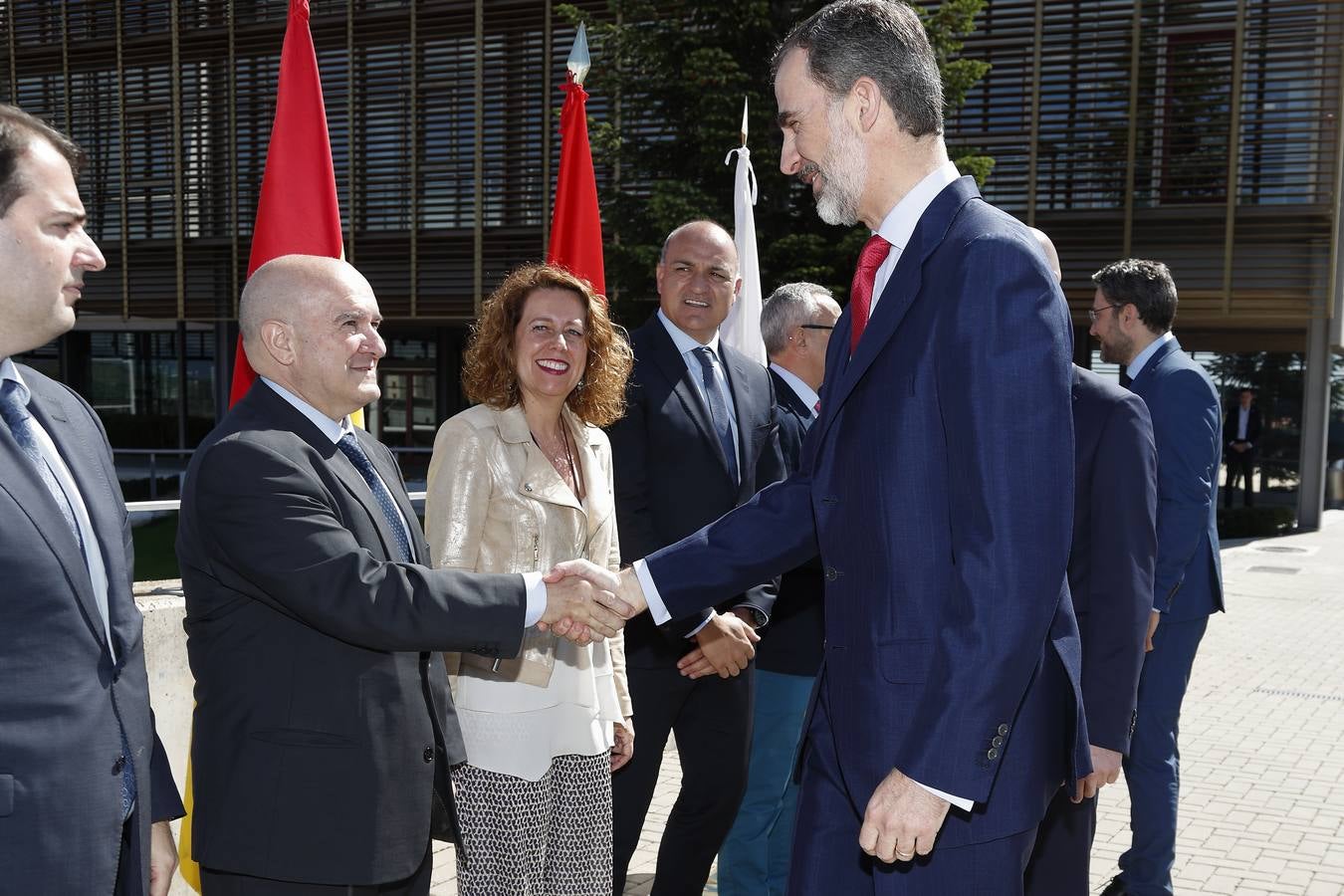 El monarca ha visitado a los jugadores del combinado nacional y a toda la delegación española en la Ciudad del Fútbol de Las Rozas