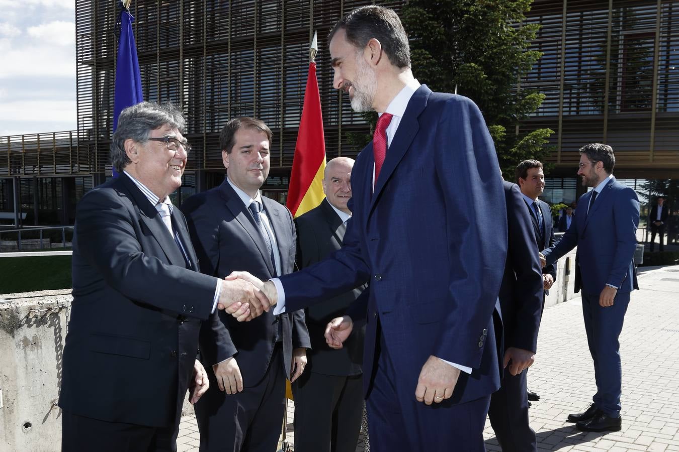 El monarca ha visitado a los jugadores del combinado nacional y a toda la delegación española en la Ciudad del Fútbol de Las Rozas