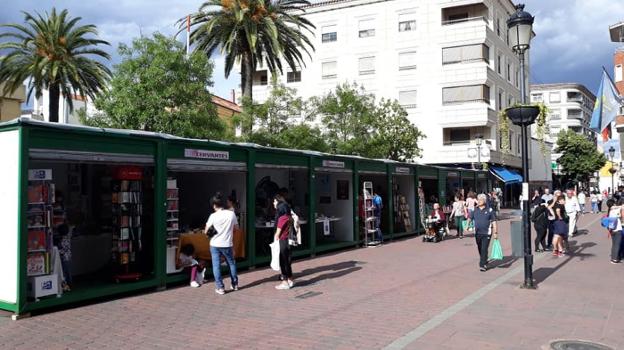 Las casetas de los libreros permanecerán hasta el domingo en el peatonal del Jardincillo. :: Amador