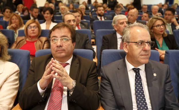 El presidente regional, Fernández Vara, junto al rector de la UEx, Segundo Píriz, este viernes. :: 