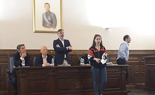 Una alumna ha leído un comunicado en el Pleno municipal en Plasencia.