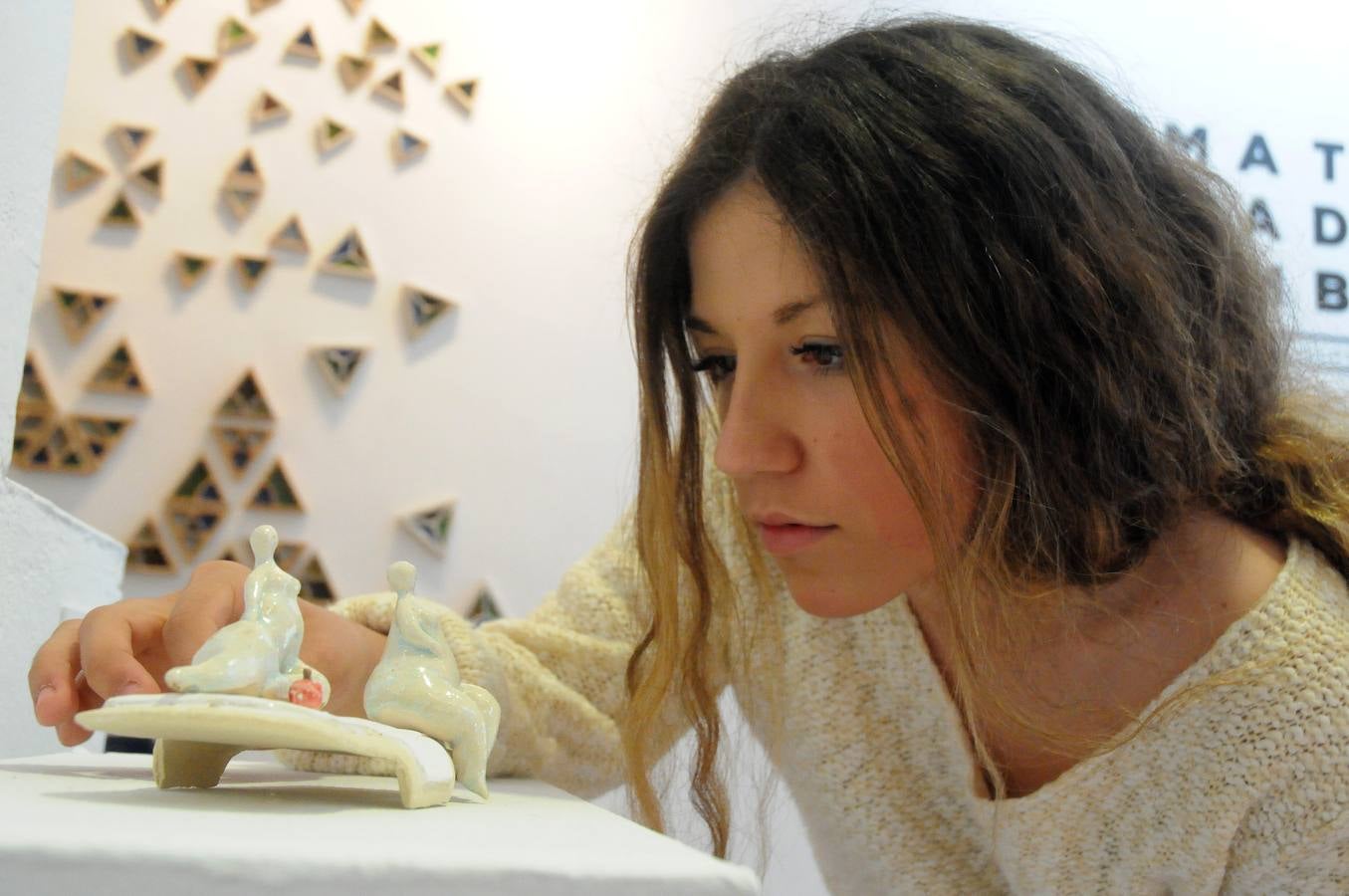 «Materia de cambio» Una treintena de autores muestran sus trabajos en las disciplinas de Reproducciones Artísticas en Piedra, Cerámica Artística y Mosaicos. La muestra ofrece gran variedad técnica, en el que el color es protagonista, haciéndose presente a través de esmaltes, piedras, tejidos, vidrios…