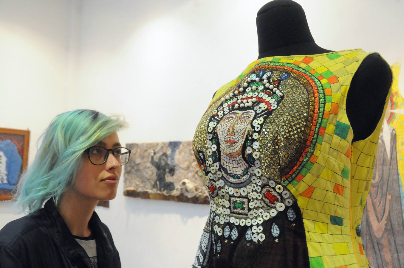 «Materia de cambio» Una treintena de autores muestran sus trabajos en las disciplinas de Reproducciones Artísticas en Piedra, Cerámica Artística y Mosaicos. La muestra ofrece gran variedad técnica, en el que el color es protagonista, haciéndose presente a través de esmaltes, piedras, tejidos, vidrios…