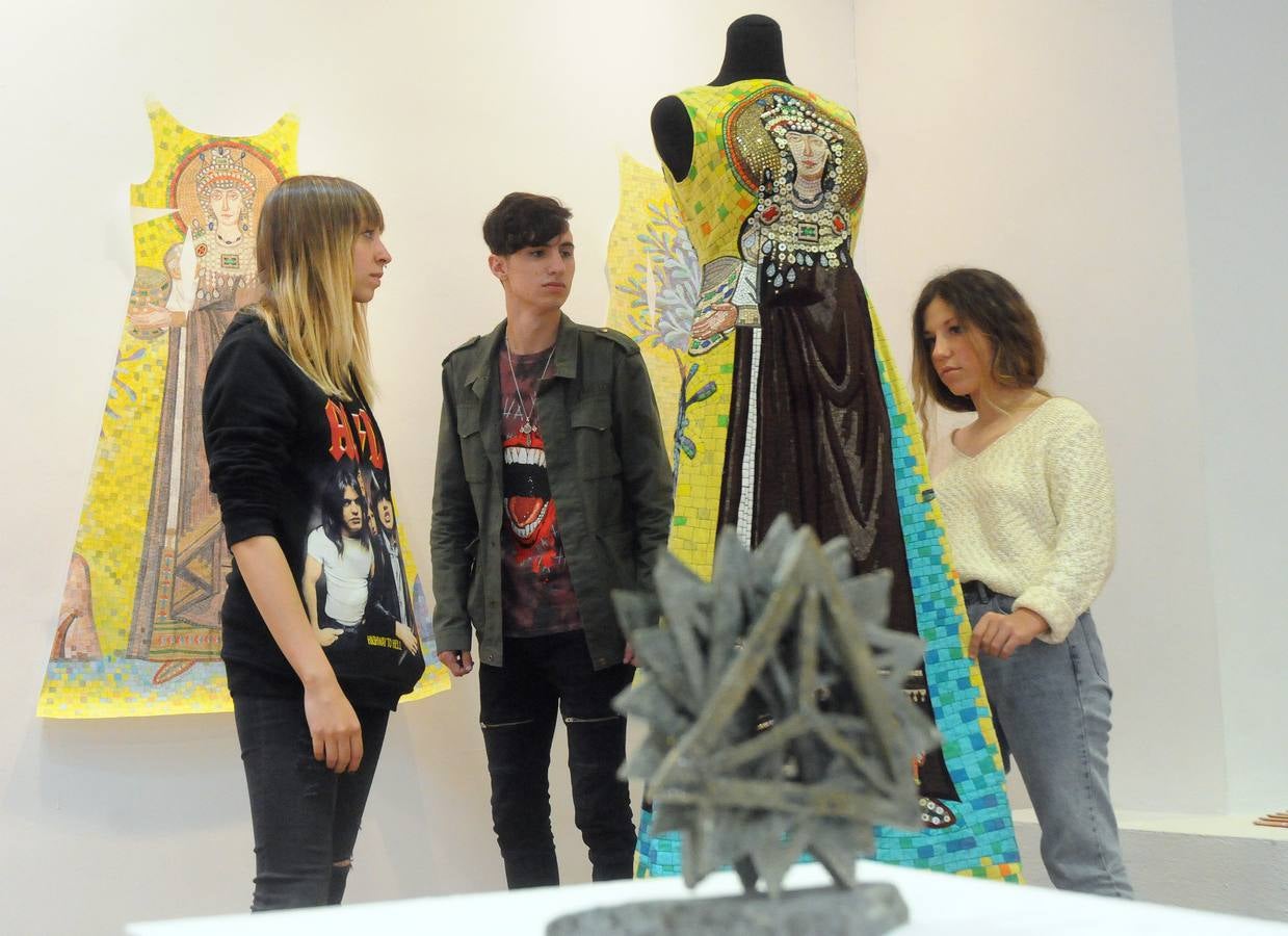 «Materia de cambio» Una treintena de autores muestran sus trabajos en las disciplinas de Reproducciones Artísticas en Piedra, Cerámica Artística y Mosaicos. La muestra ofrece gran variedad técnica, en el que el color es protagonista, haciéndose presente a través de esmaltes, piedras, tejidos, vidrios…