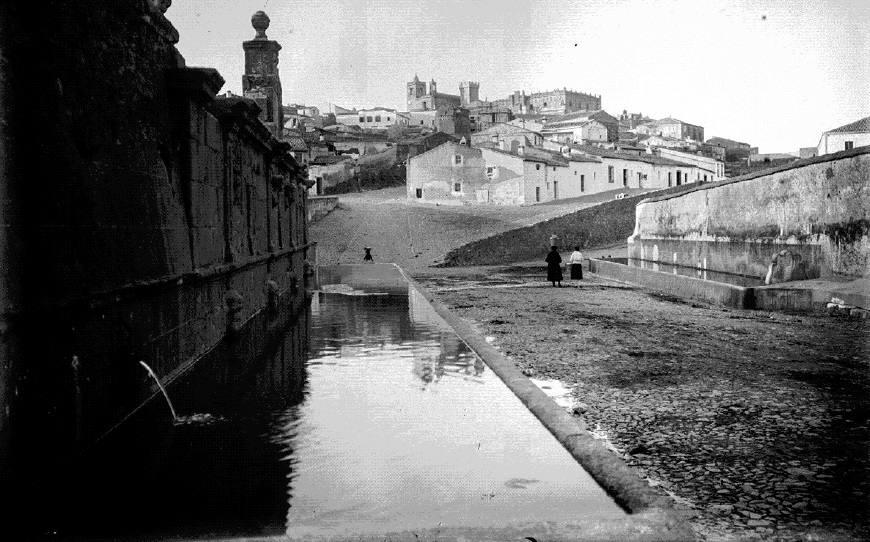 1-Fotografía desconocida de Cáceres, de Roisin, del Puente de San Francisco, cuyo original está en el Instituto de Estudios Fotográficos de Cataluña.