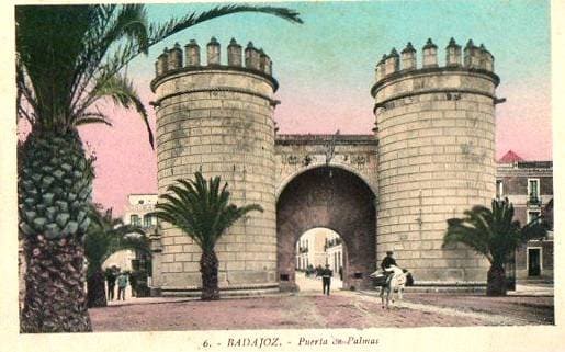Postal de Badajoz de Roisin. La número 6, 'Puerta de Palmas'.