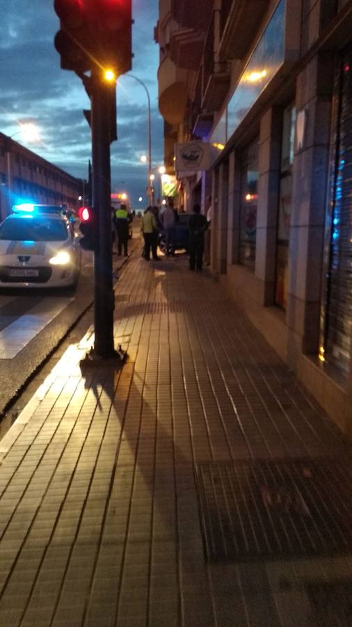 Fotos: Un coche se empotra contra una tienda de animales en San Roque