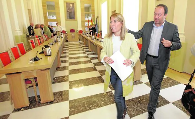 Elena Nevado y Cayetano Polo en el salón de plenos del Ayuntamiento cacereño. :: hoy