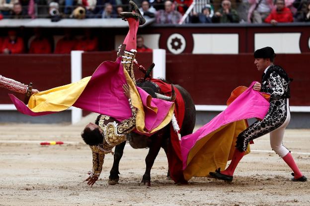 Manuel Jesús 'El Cid' volteado durante el trigésimo primer festejo de la Feria de San Isidro. :: efe