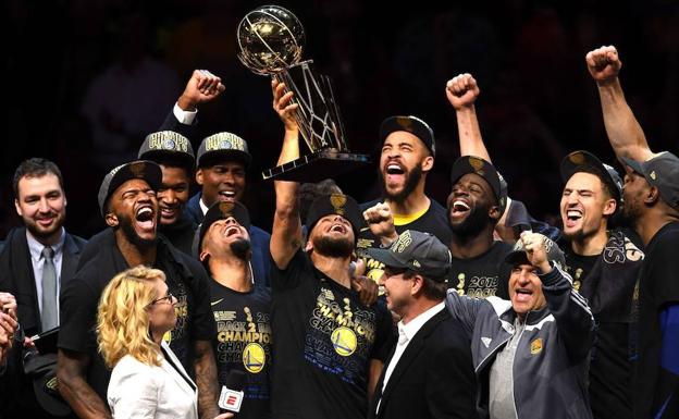 Los Warriors levantan el trofeo de campeones de la NBA tras ganar el cuarto partido en Cleveland