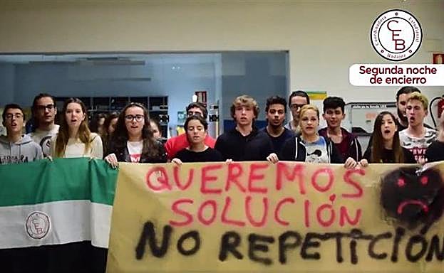 Varios estudiantes pasan su segunda noche encerrados en el campus de Badajoz