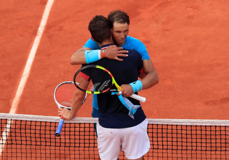 Nadal y Thiem se abrazan al final del partido.