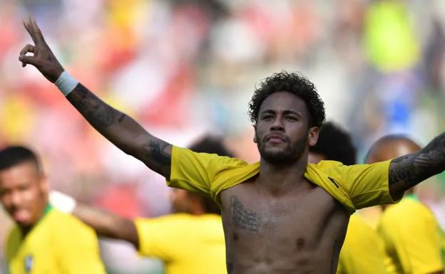 Neymar celebrando su gol, el segundo para Brasil