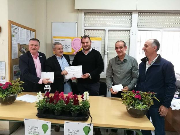 El taller de jardinería de Villafranca entrega 1.426 a la AECC