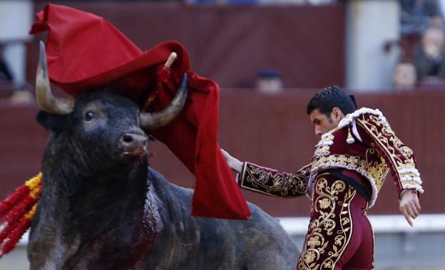 Emilio de Justo durante su faena con la muleta a uno de sus toros. :: efe / Javier Lizón