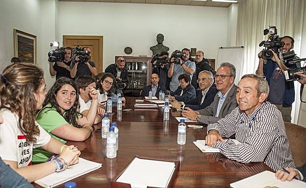 Ciro Pérez, a la derecha, y Segundo Píriz, a su lado, durante la reunión que mantuvieron este lunes durante más de tres horas con los estudiantes. 